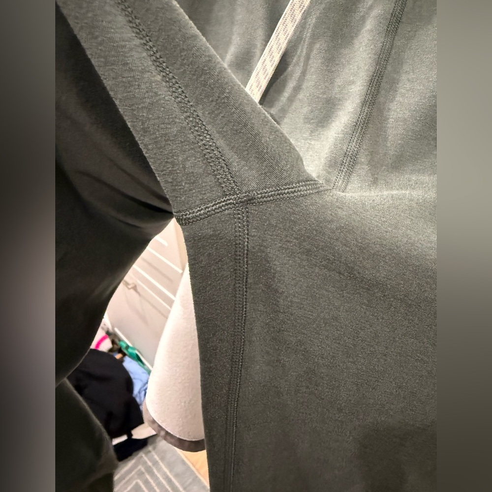 Vuori Women’s Performance Joggers Green Large - Picture 5 of 5